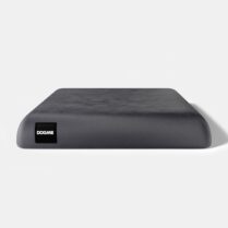 Cama futon para cachorro cor grafite, formato retangular com etiqueta DOGME