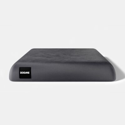 Cama futon para cachorro cor grafite, formato retangular com etiqueta DOGME