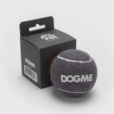 Bolinha de tênis cinza para cachorro Dogme, diâmetro 6,3 cm, marca impressa em branco ao lado de caixa preta