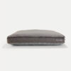 Cama retangular para cachorro Dogme Form Futon cinza, tecido 100% poliéster, topo cinza escuro e base cinza clara, etiqueta lateral