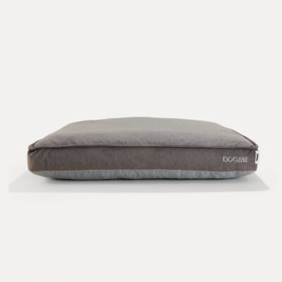 Cama retangular para cachorro Dogme Form Futon cinza, tecido 100% poliéster, topo cinza escuro e base cinza clara, etiqueta lateral