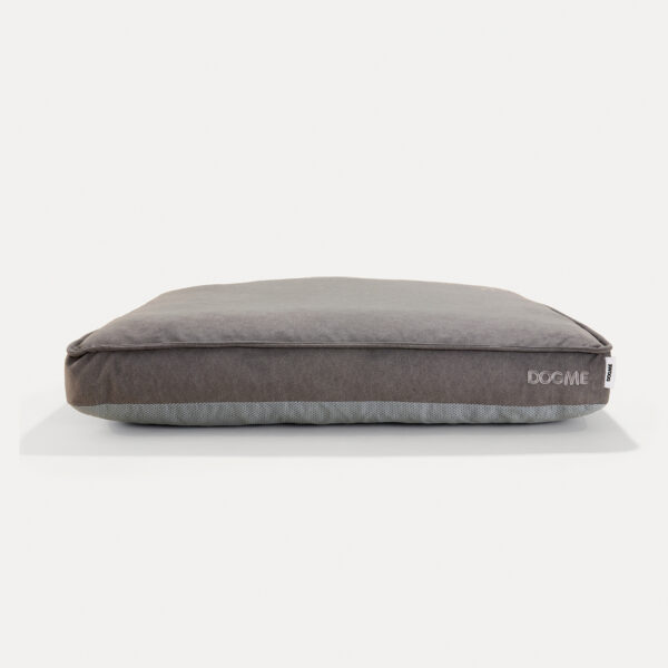 Cama retangular para cachorro Dogme Form Futon cinza, tecido 100% poliéster, topo cinza escuro e base cinza clara, etiqueta lateral